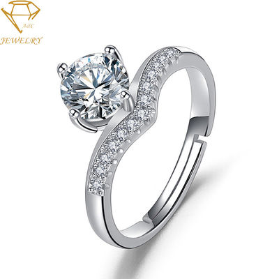 Os diamantes personalizaram o anel de prata